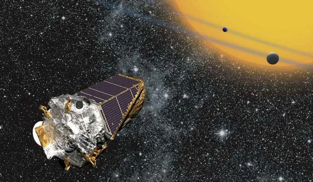 图 2　开普勒空间望远镜的艺术想象。简单来说，当行星围绕恒星公转，恰好处于地球和该恒星之间时，就会部分地遮挡恒星的光信号。因此从地球上看，恒星的光信号就会出现周期性的波动，根据波动的频率和强弱可以推断出行星的公转周期、质量和半径等信息。同时，温度较低的行星在吸收恒星的光后会发射频率较低的信号，这个信息也可以帮助我们推断该行星的元素构成。2015 年 7 月，各大媒体都在热炒的所谓“第二个地球”，就是开普勒空间望远镜发现的新类地行星 Kepler-452B