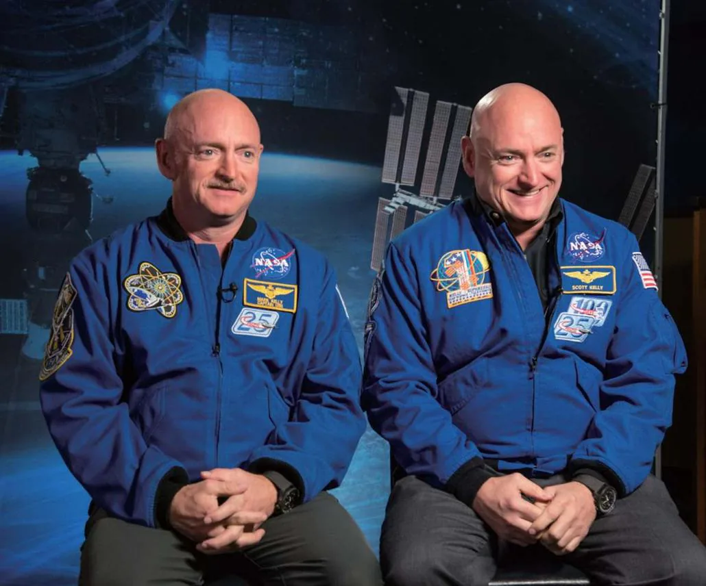 图 10-5　双生子研究。图中是 NASA 做的一个特别有趣的案例，这两位宇航员（Scott Kelly 和 Mark Kelly）是同卵双胞胎兄弟。在 2015~2016 年，Scott 在国际太空站执行任务，而 Mark 则待在陆地上。之后，NASA 通过比较两人的各项生物学指标（包括他们的基因组信息）来研究太空生活对人的影响。同卵双胞胎成了最完美的对照