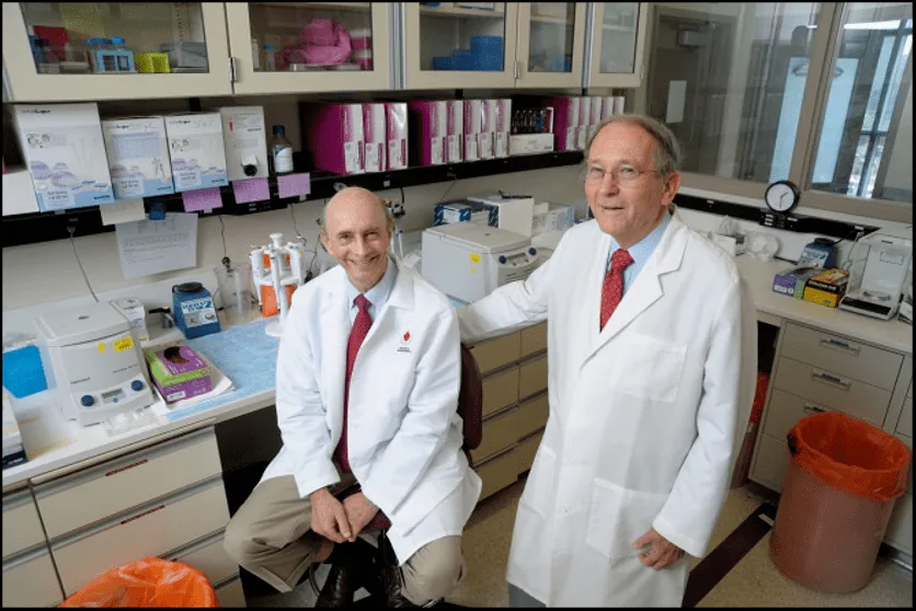 哈维与布隆伯格在实验室的合影，原图来源Hepatology