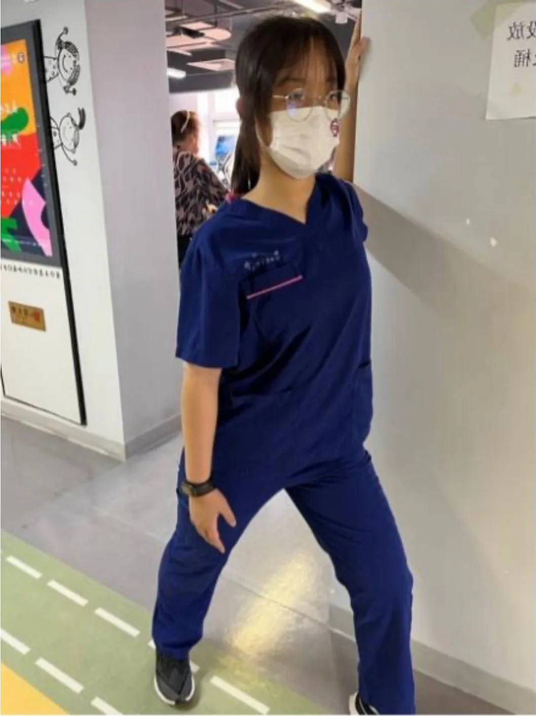 胸大肌拉伸正面示范