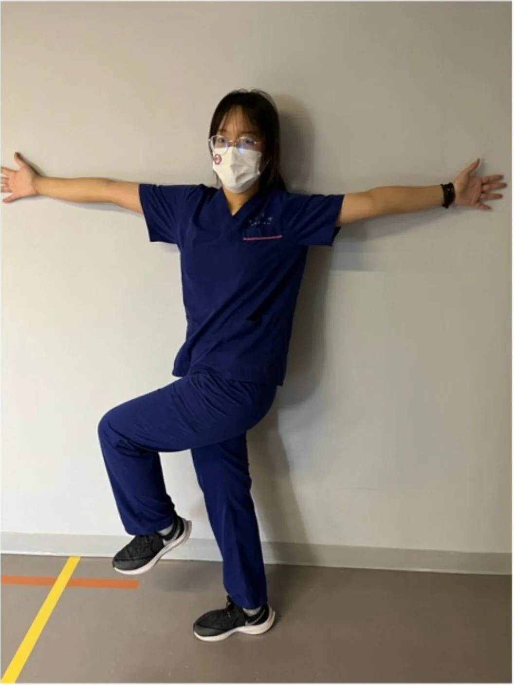 躯干旋转拉伸示范
