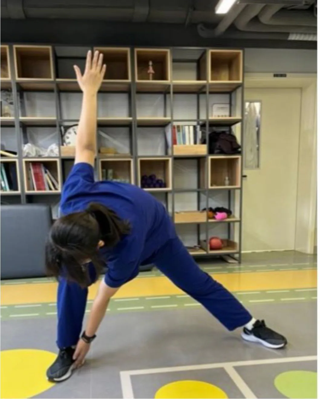 大腿内侧拉伸一侧示范