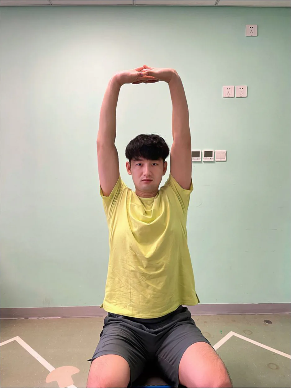 双手上撑正面示范