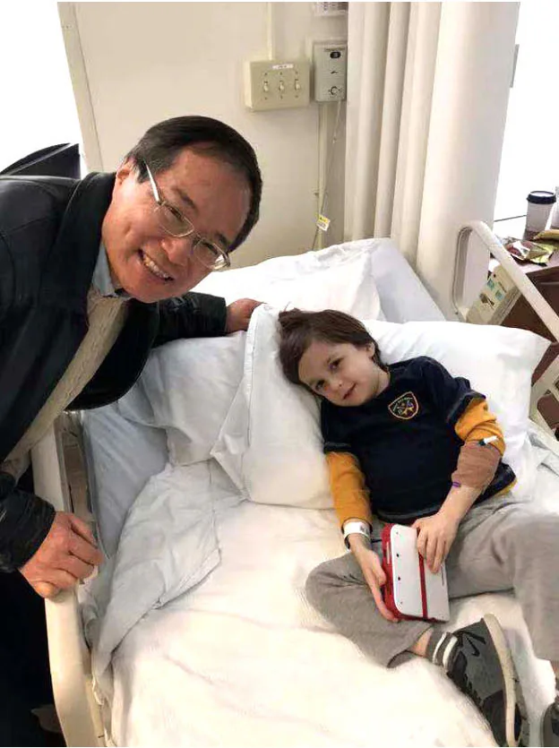 课程原图:肖啸教授看望接受基因治疗的小病人