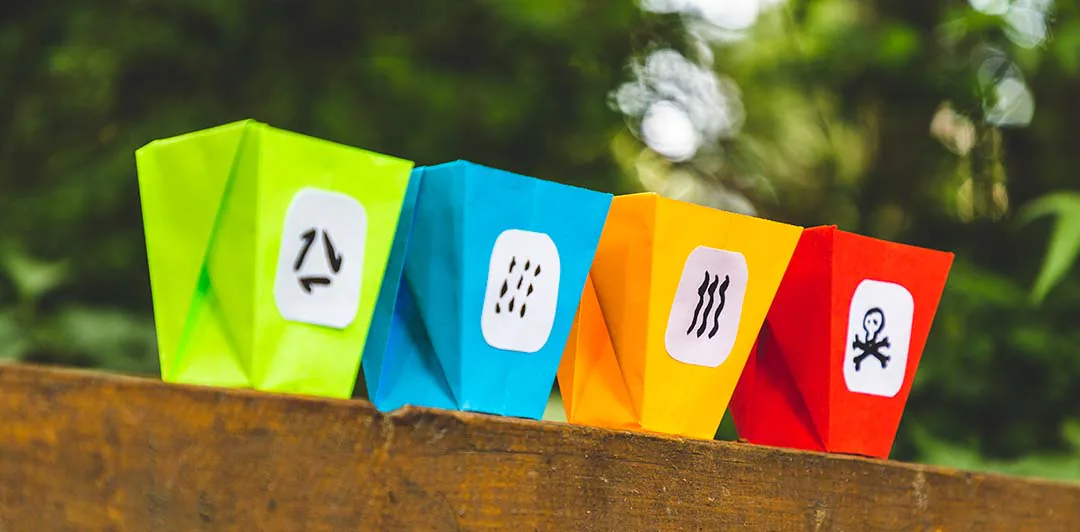 原课程讲首照片：绿蓝黄红四个带分类图案的纸袋