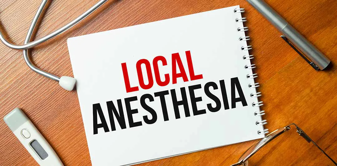原课程讲首照片：听诊器等物品旁的笔记本写着LOCAL ANESTHESIA（局部麻醉）