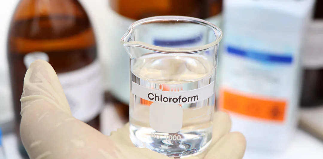 原课程讲首照片：戴手套的手托着贴有Chloroform（氯仿）标签的烧杯