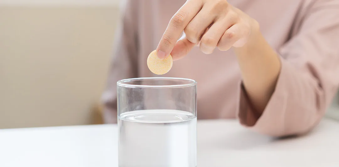 原课程讲首图片:手持泡腾片准备放入水杯