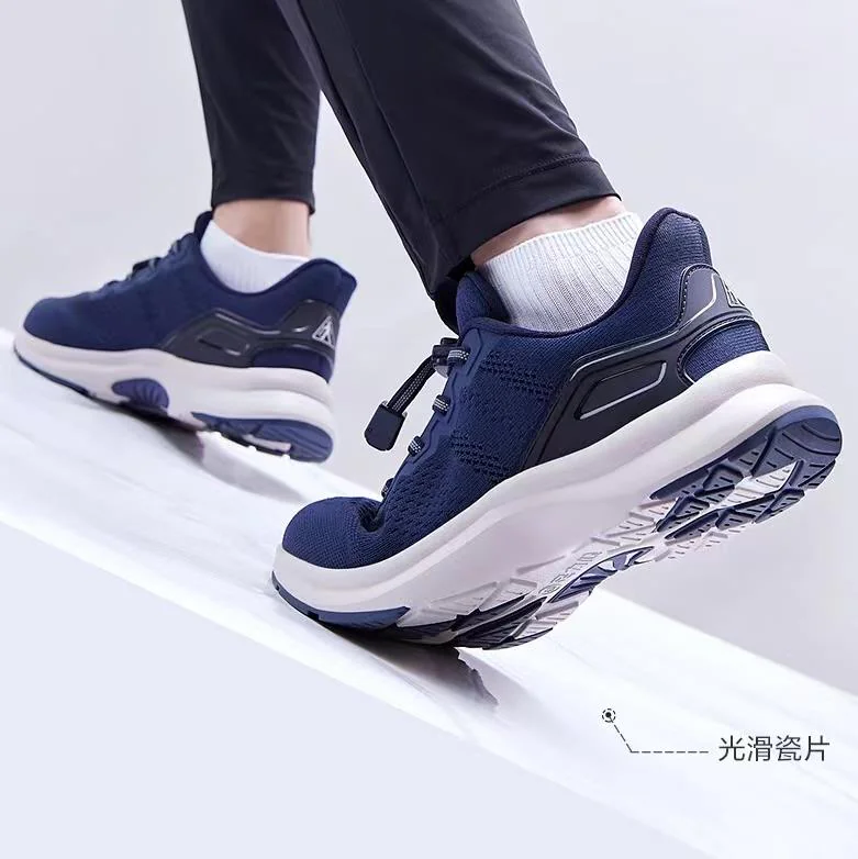 防滑老人鞋修改前：黑裤与深色鞋